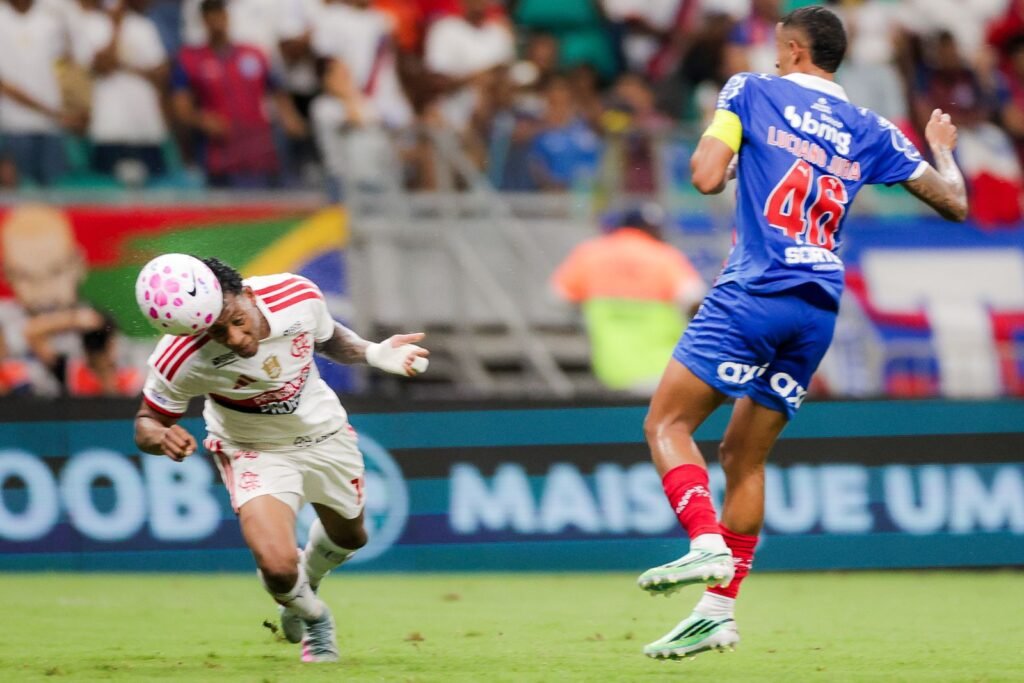 Flamengo segue líder no Brasileiro