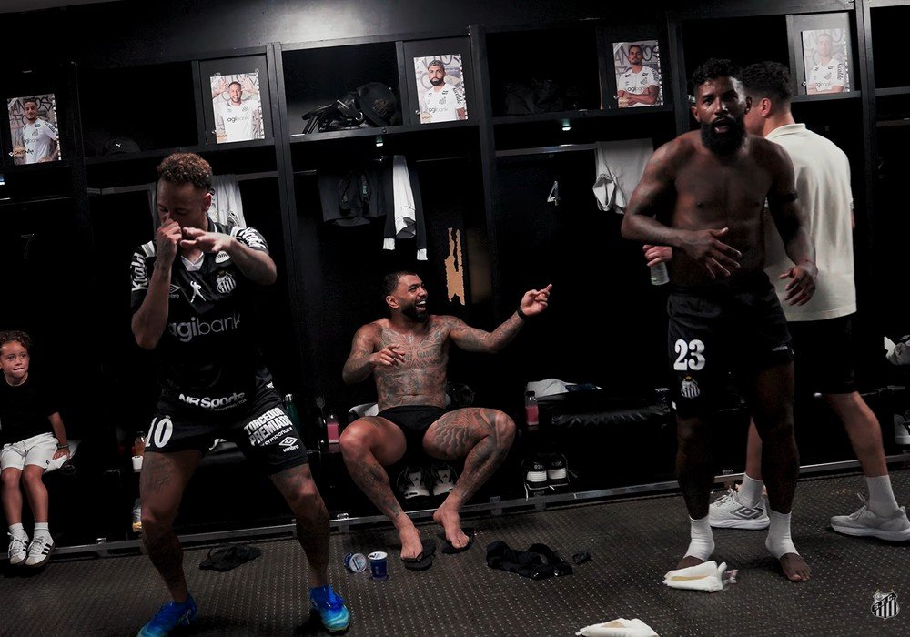 Neymar agita vestiário do Santos, e Coutinho recebe homenagem após vitória